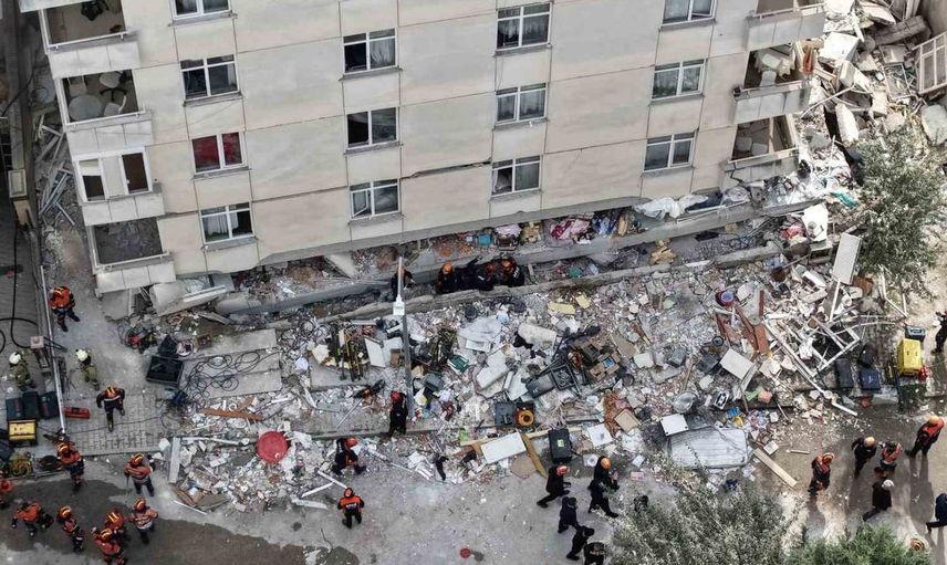 Maltepe'de çökme faciası: İki can kaybı, iki kişi için arama çalışmaları sürüyor