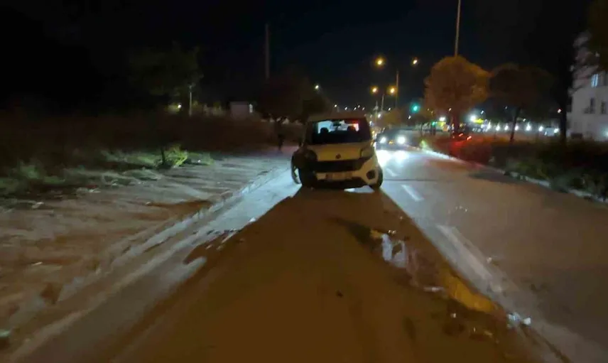 Eskişehir'de hafif ticari araç ve otomobil çarpıştı