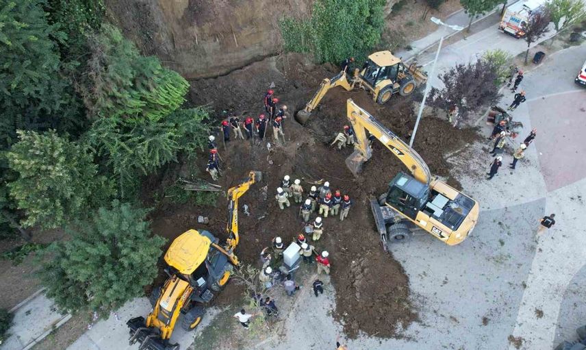 Büyükçekmece’de toprak kaymasında göçük altında kalan 2 kişiye ulaşmak için arama kurtarma çalışmaları devam ediyor