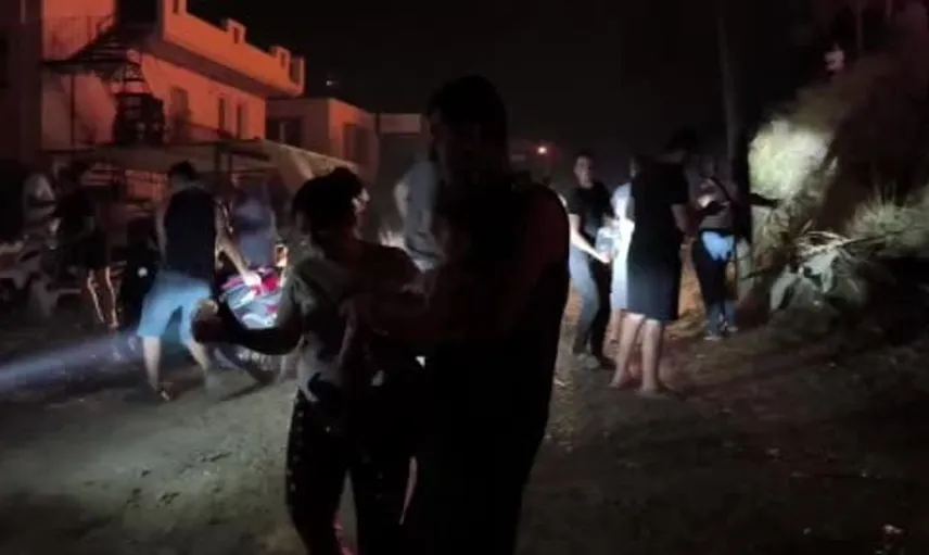 Fethiye'de orman yangınına halktan destek: Kovalarla su taşıdılar