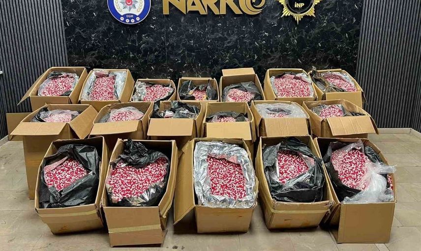 Sultanbeyli'de gerçekleştirilen operasyonla büyük miktarda sentetik ecza hapı ele geçirildi