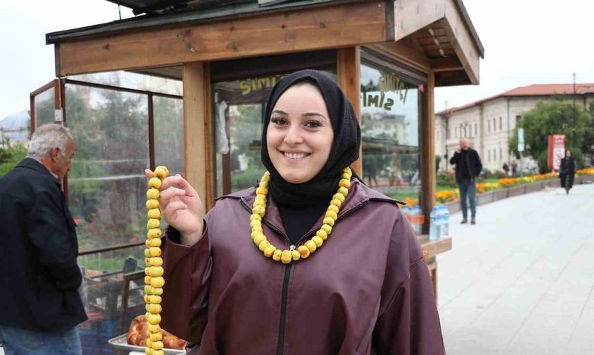 Kışın müjdecisi alıç meyvesi tezgahlarda yerini aldı