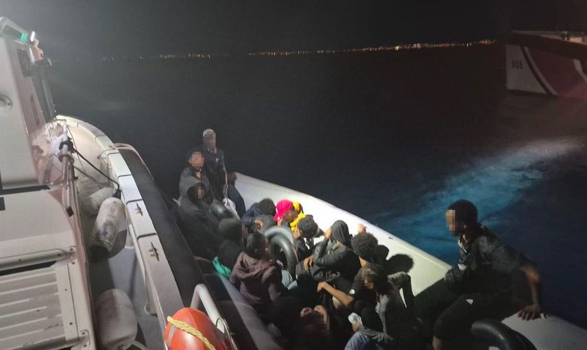 İzmir açıklarında lastik bot durduruldu, 14 düzensiz göçmen yakalandı