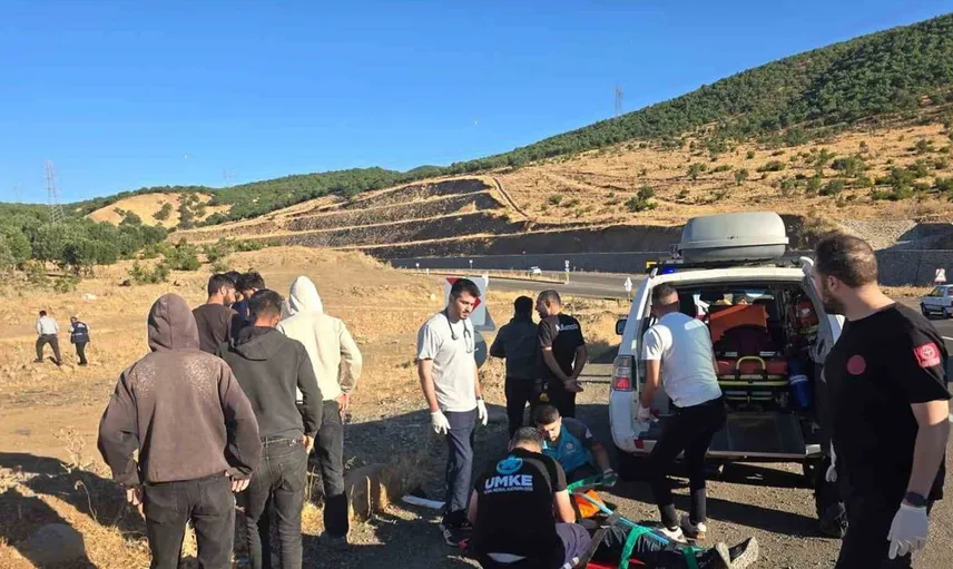 Bingöl’de direksiyon hakimiyeti kaybı: Kamyonet şarampole devrildi, 3 kişi yaralandı