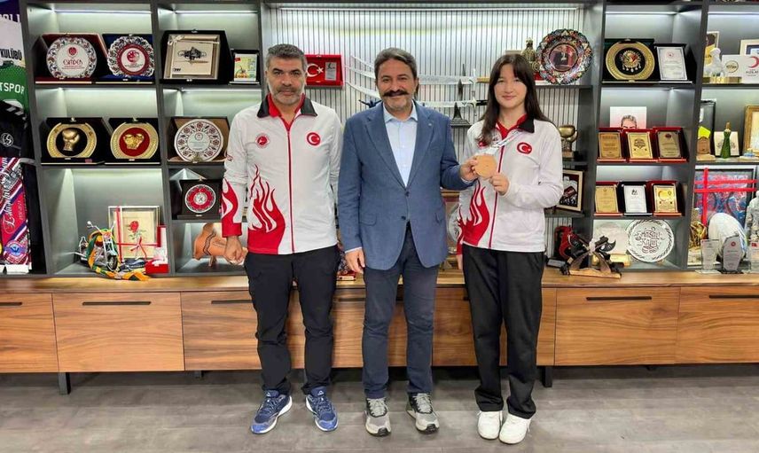 Eskişehirli kick boksçu Rabia Şafak, dünya üçüncüsü olarak gururlandırdı