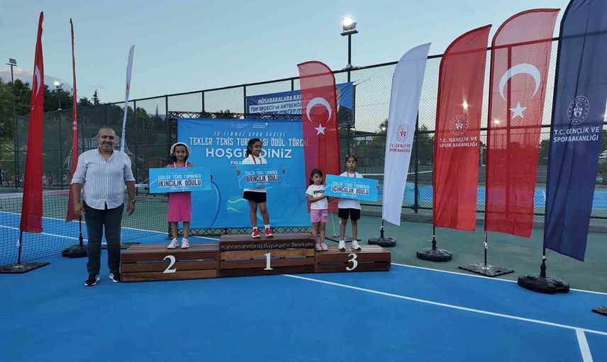 Kahramanmaraş'ta tenis turnuvasında şampiyonlar belirlendi