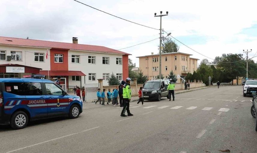 Bayburt'ta öğrenci güvenliği için okul çevrelerinde önlemler artırıldı