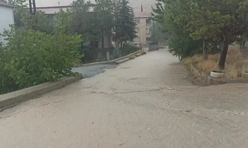 Şiddetli yağış Sivas’ta ulaşımı olumsuz etkiledi