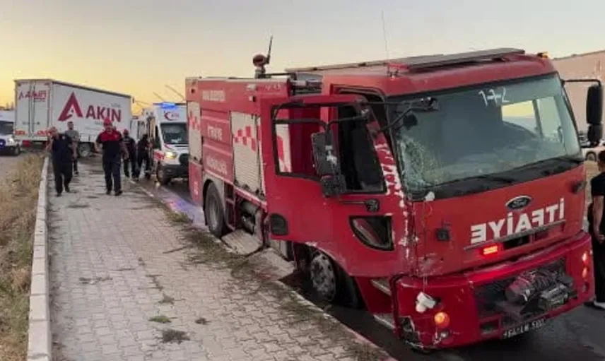 Uşak’ta itfaiye aracı ve kamyon çarpıştı: Yangın söndürmeye giden ekipte yaralanmalar var