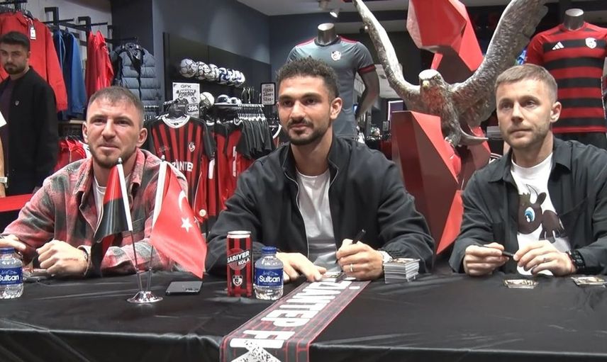 Gaziantep FK futbolcuları taraftarlarıyla imza gününde buluştu