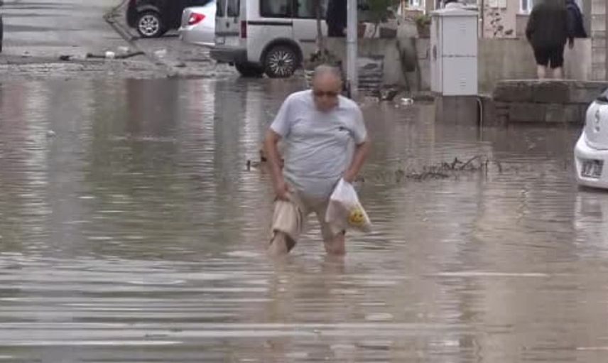 Cide ilçesinde sel nedeniyle su tahliye çalışmaları devam ediyor