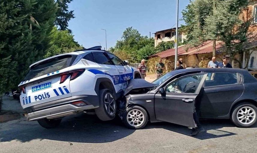Nazilli'de polis aracı ile otomobil çarpıştı: İki kişiyi hastaneye kaldırdı