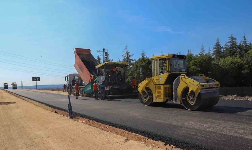 Eskişehir'de ulaşım altyapısını güçlendiren asfalt çalışmaları devam ediyor