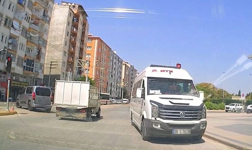 Ters yöne giren işçi servisi trafiği tehlikeye attı