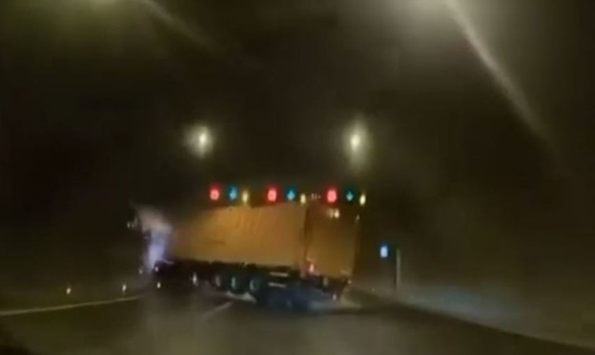Yağışın etkisiyle kontrolden çıkan tır tehlikeyi son anda atlattı
