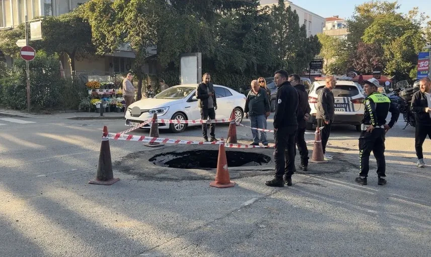 Beşiktaş’ta yolda çökme: trafik akışı durma noktasına geldi