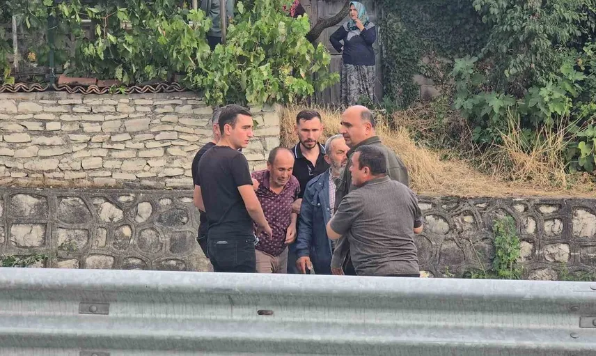 Karabük-Bartın yolunda iş makinesi yüklü çekiciyle meydana gelen kazada 2 kişi hayatını kaybetti