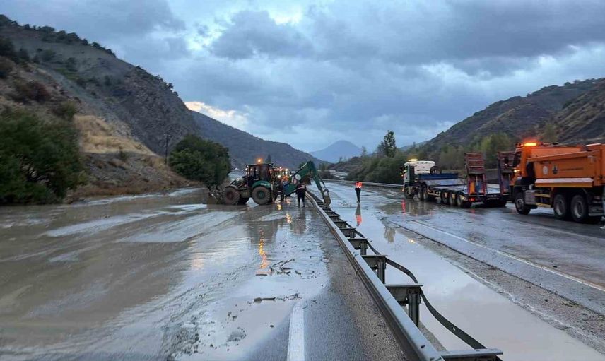 Erzincan'da heyelan nedeniyle ulaşım durduruldu: Vali'den uyarı
