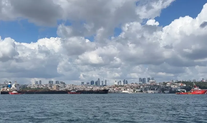 İstanbul Boğazı'nda dev gemi geçişi nedeniyle geçici kapama