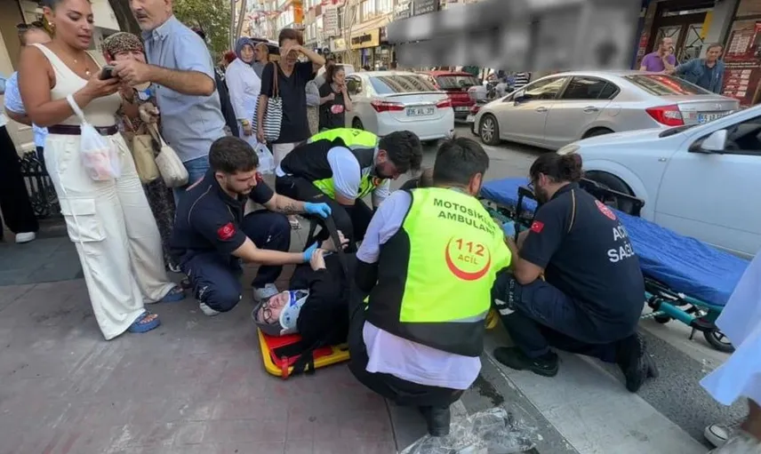 Samsun'da yaşlı kadın ve torununa otomobil çarptı, anlar güvenlik kamerasında kaydedildi