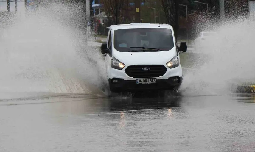 Erzincan'da sağanak yağış sonrası yollar kapandı