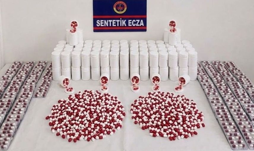 Manisa'da jandarmadan dev uyuşturucu operasyonu: 11 bin sentetik hap ele geçirildi