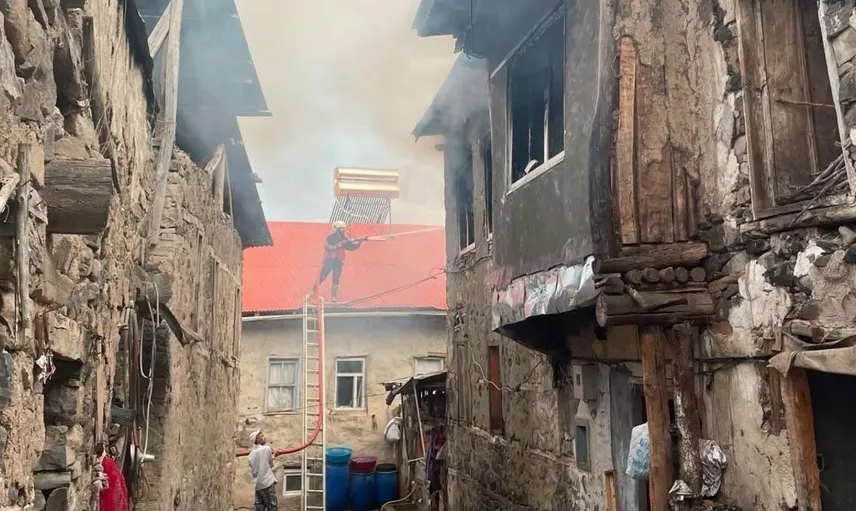 Kemaliye'de çıkan yangında evler alevlere teslim oldu: 10 aile etkilendi