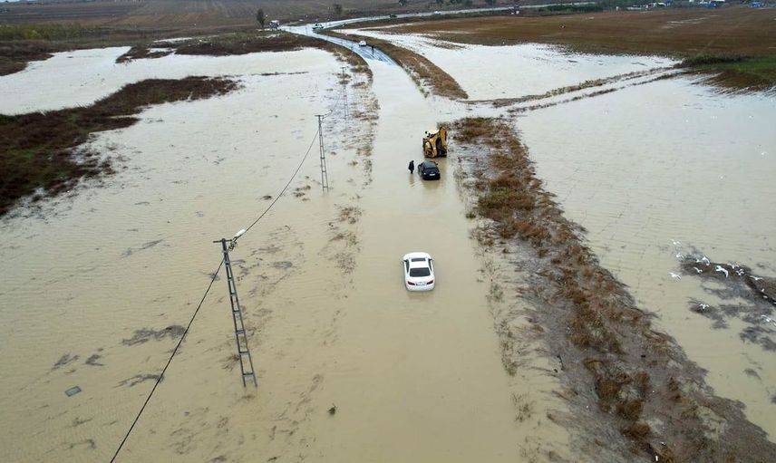 Büyükçekmece'de etkili sağanak yağış yolları kapattı: Araçlar mahsur kaldı