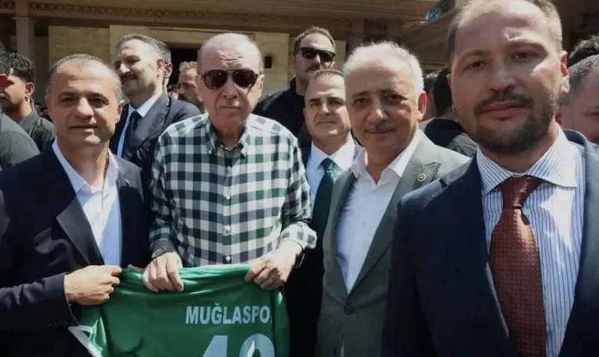 Cumhurbaşkanı Erdoğan, Muğlaspor formasıyla Marmaris'te anı biriktirdi