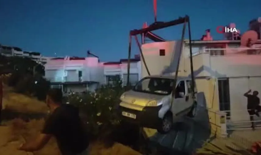Kuşadası'nda otomobil yazlık evin verandasına düştü