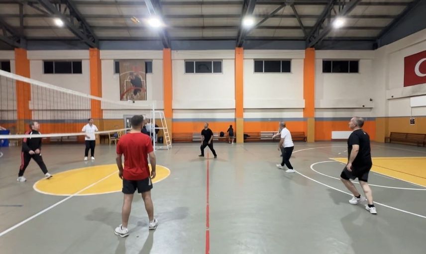 Yüksekova'da kaymakam ve müdürler voleybol sahasında buluştu