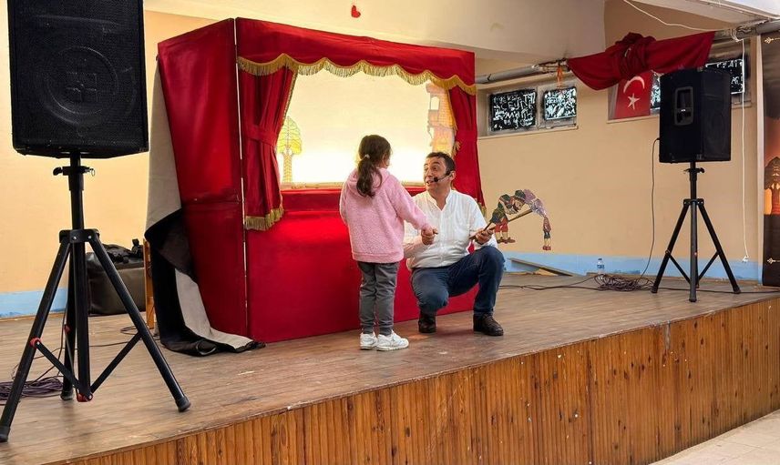 Sakarya'da minik öğrenciler Hacivat ve Karagöz ile keyifli bir gün geçirdi