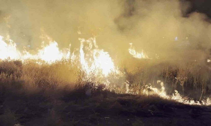 Aksaray'da boş arazide meydana gelen yangın mahallede paniğe neden oldu