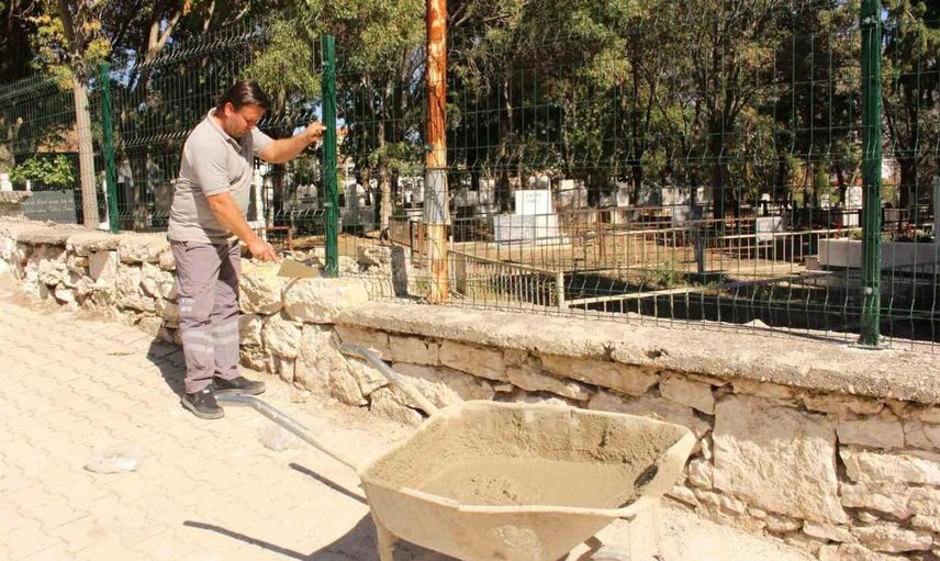 Antalya'da mezarlıklara güvenlik ve estetik düzenleme: Kızıltemeller Mezarlığı gözden geçirildi