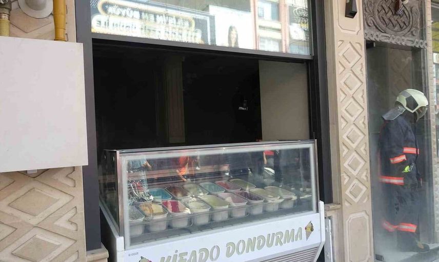 Kilis'te tatlıcı dükkanında çıkan yangın, itfaiyenin müdahalesiyle kontrol altına alındı