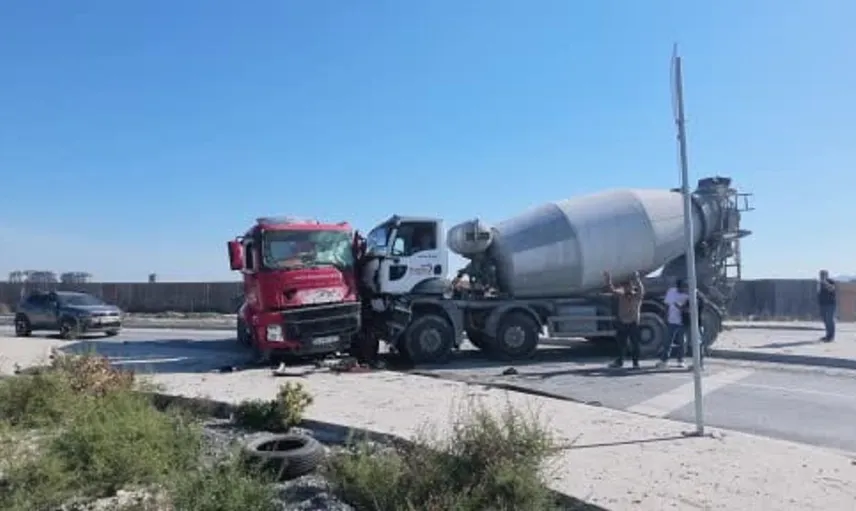 Avcılar'da beton mikserleri arasında korkutan kaza: İki yaralı
