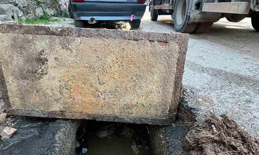 Ayvalık’ta BASKİ ekiplerinden etkili kanalizasyon temizliği çalışması