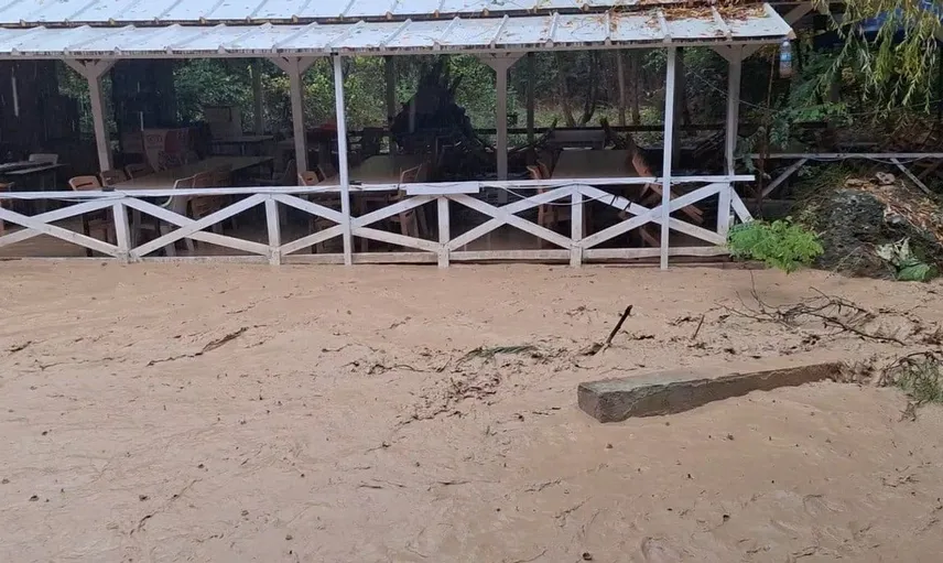 Erzincan'da sağanak yağış sonrası ulaşım aksadı, sel suları restoranları etkiledi