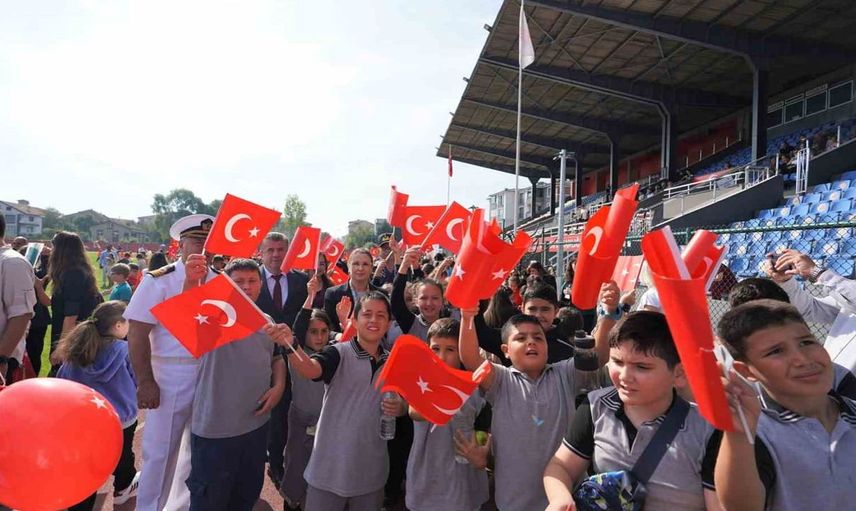 Bartın'da çocuklar uçurtmalarla barış mesajı verdi