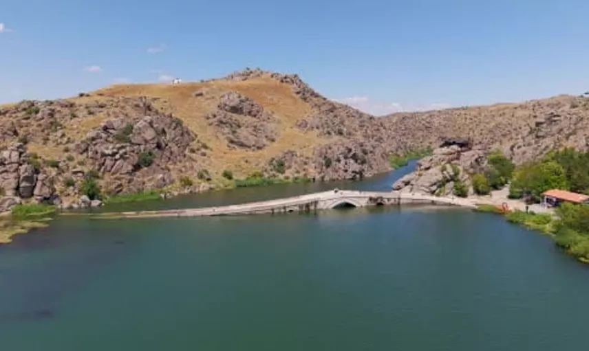 Bozkırda tarihi ve doğanın buluştuğu nokta: Çeşnigir Köprüsü'nde tekne turu deneyimi