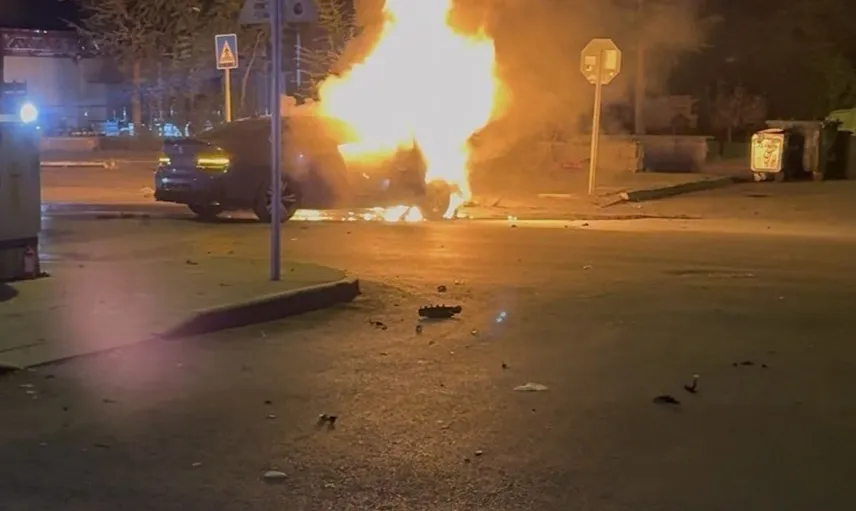 Kayseri'de kontrolden çıkan otomobil alev aldı, 2 yaralı