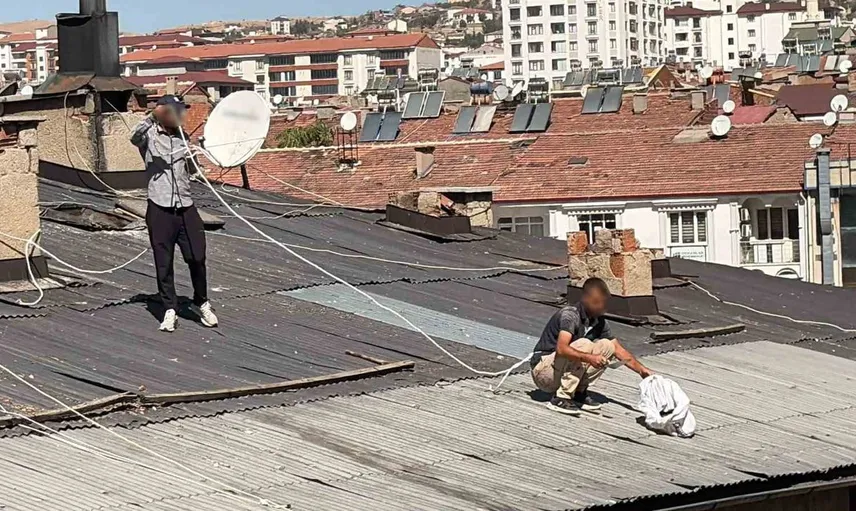 Elazığ'da çatı temizliğinde peşin güvenlik önlemi: Halatla sarkarak çalıştı
