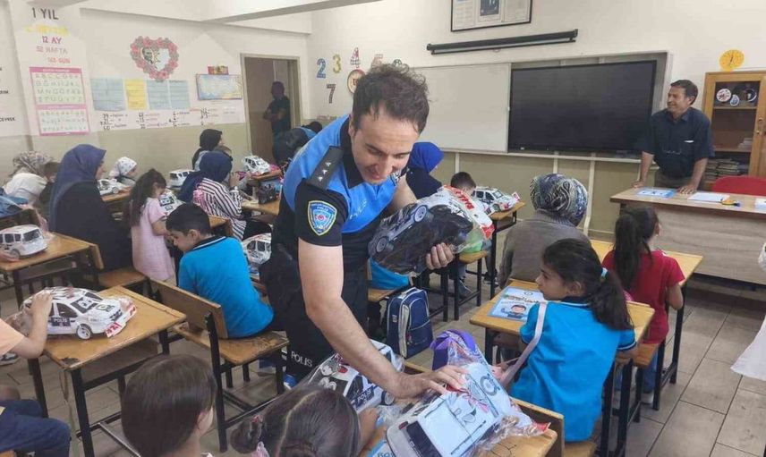 Polis ekipleri yeni eğitim yılına heyecan katıyor: Erzincan'da öğrencilere sürpriz hediyeler