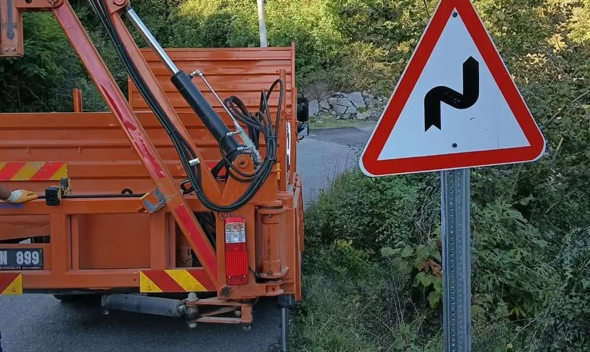 Yeşilova Köyü’nde trafik güvenliği için yeni levhalar yerleştirildi