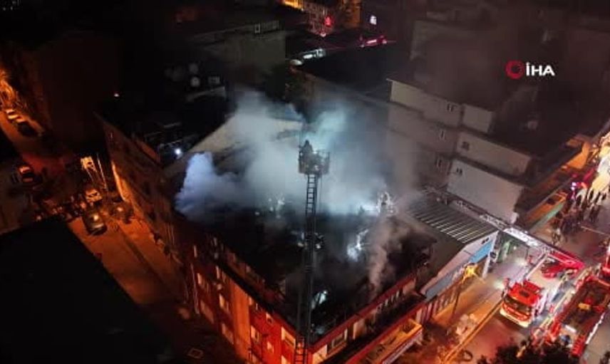 Kağıthane'de 4 katlı binanın çatısında yangın çıktı