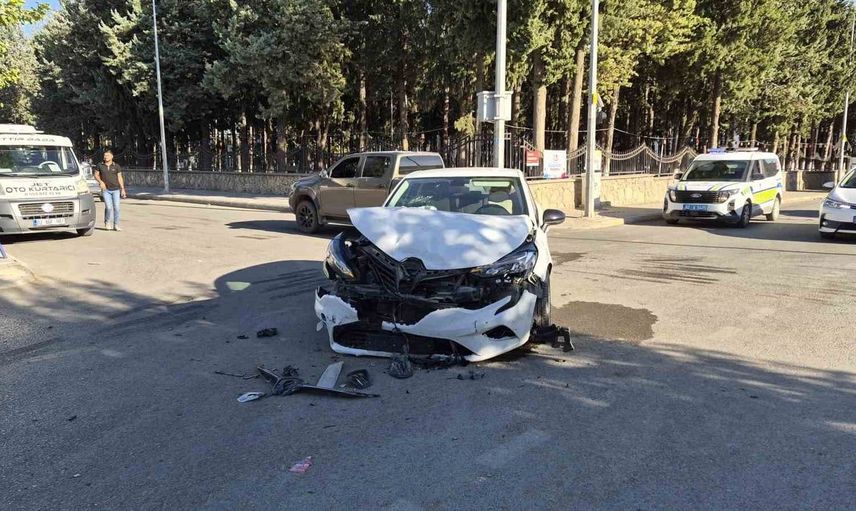 Adıyaman'da iki otomobil çarpıştı: bir kişi yaralandı