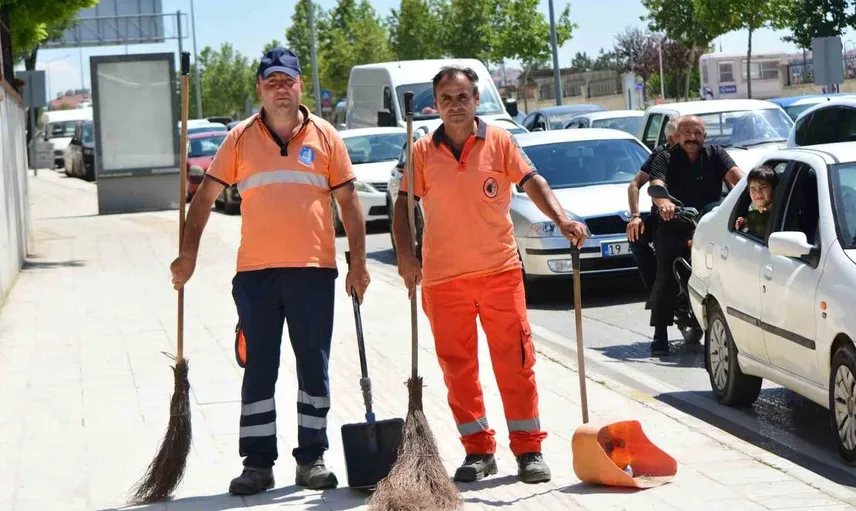 Çorum'da arızalanan araca temizlik personelinden yardım