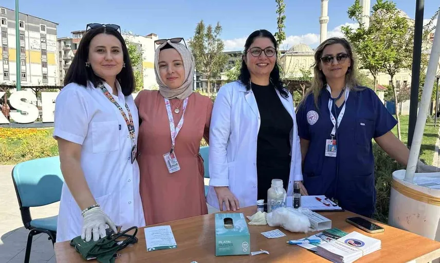 Yüksekova’da sağlık standına büyük ilgi: Tansiyon ve şeker ölçümleri yapıldı