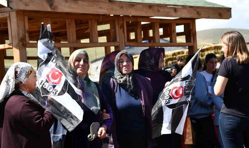 Beşiktaş köyünde kartal heykeli açıldı: Taraftarlık burada başlıyor