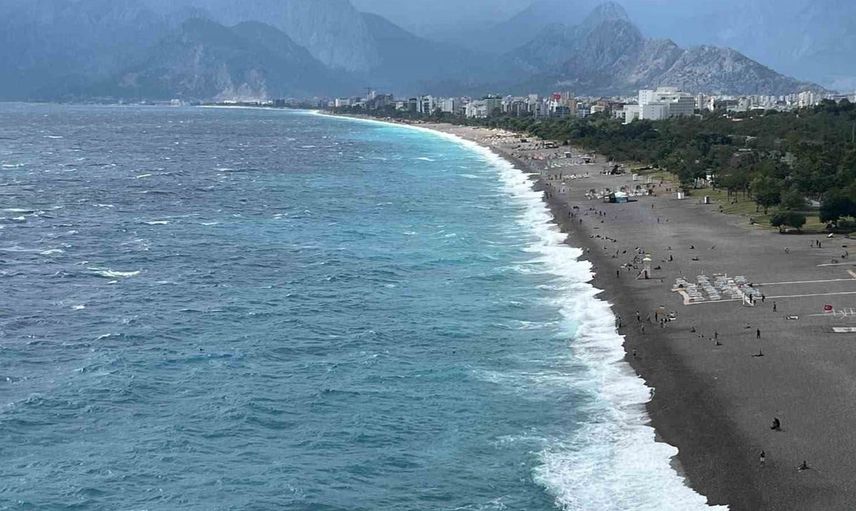 Fırtına tehlike saçarken, Antalya’da dalgaların arasında yüzdüler